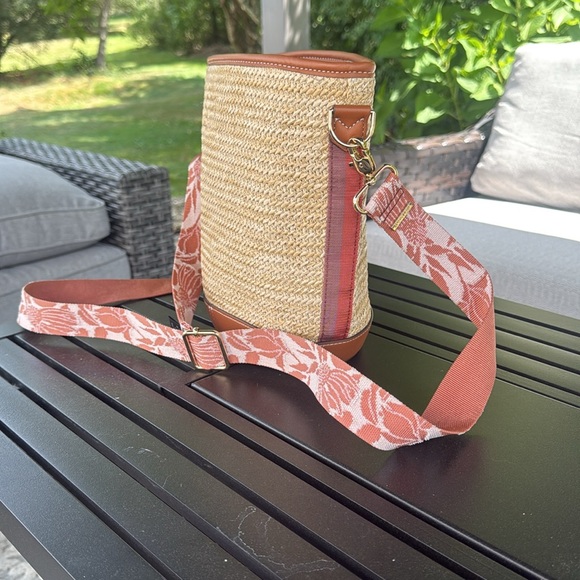 Stella and Dot woven bucket bag with guitar strap - Picture 3 of 7